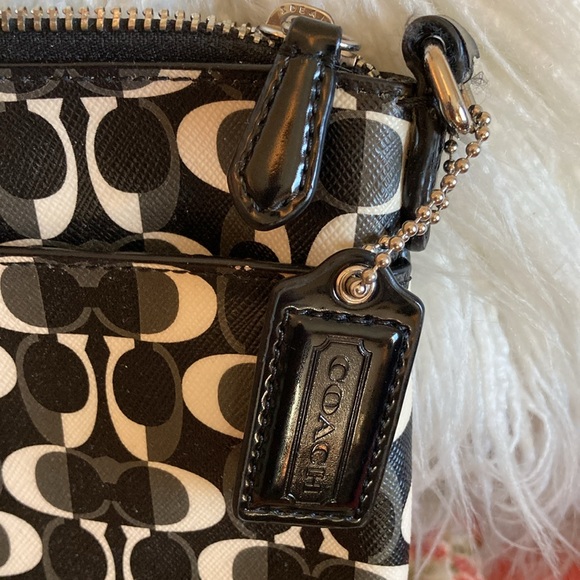 COACH crossbody, great condition without strap. 10 1/2β x 7 1/2β, great value β€οΈ - Picture 3 of 8